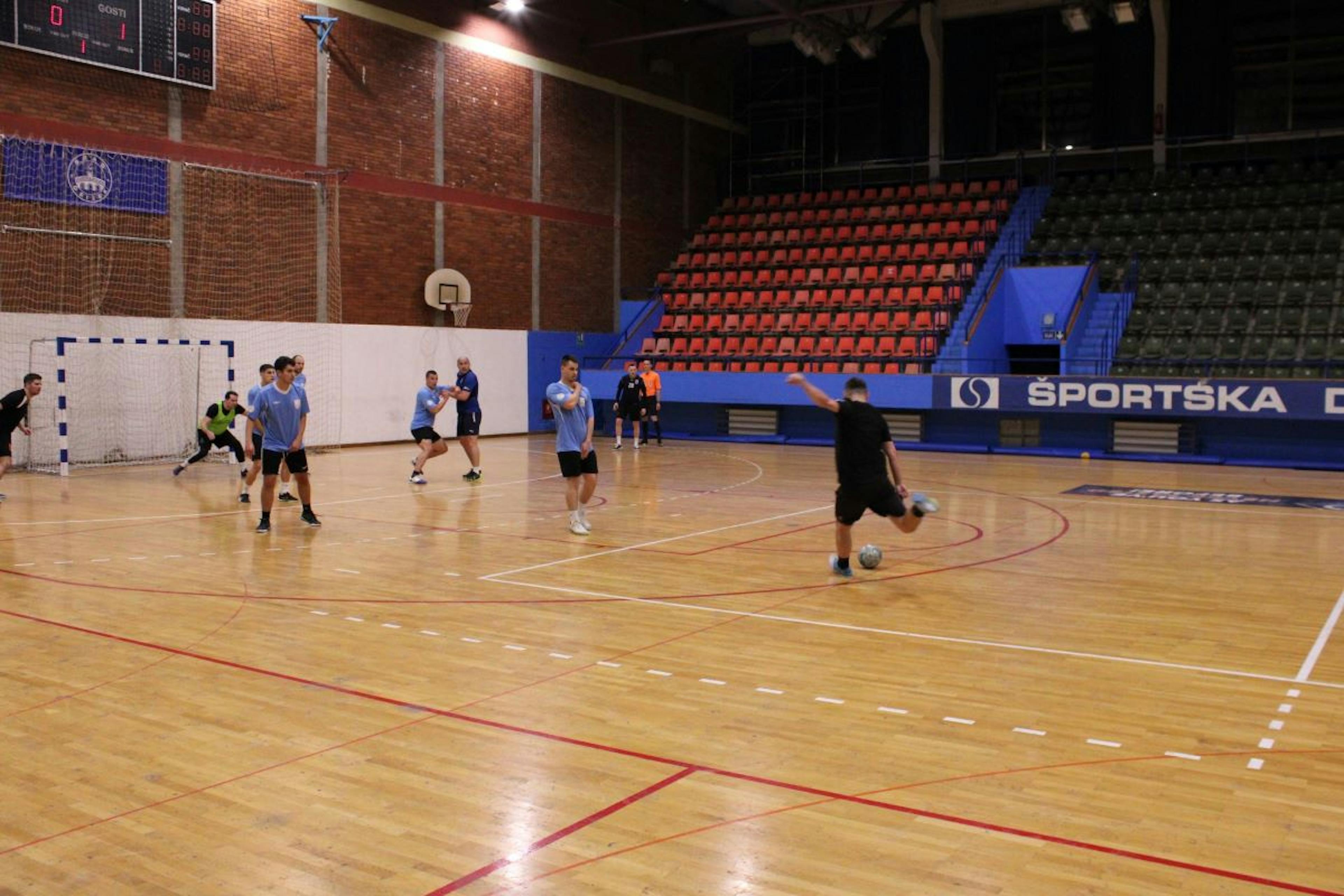 Vodeći dvojac remizirao