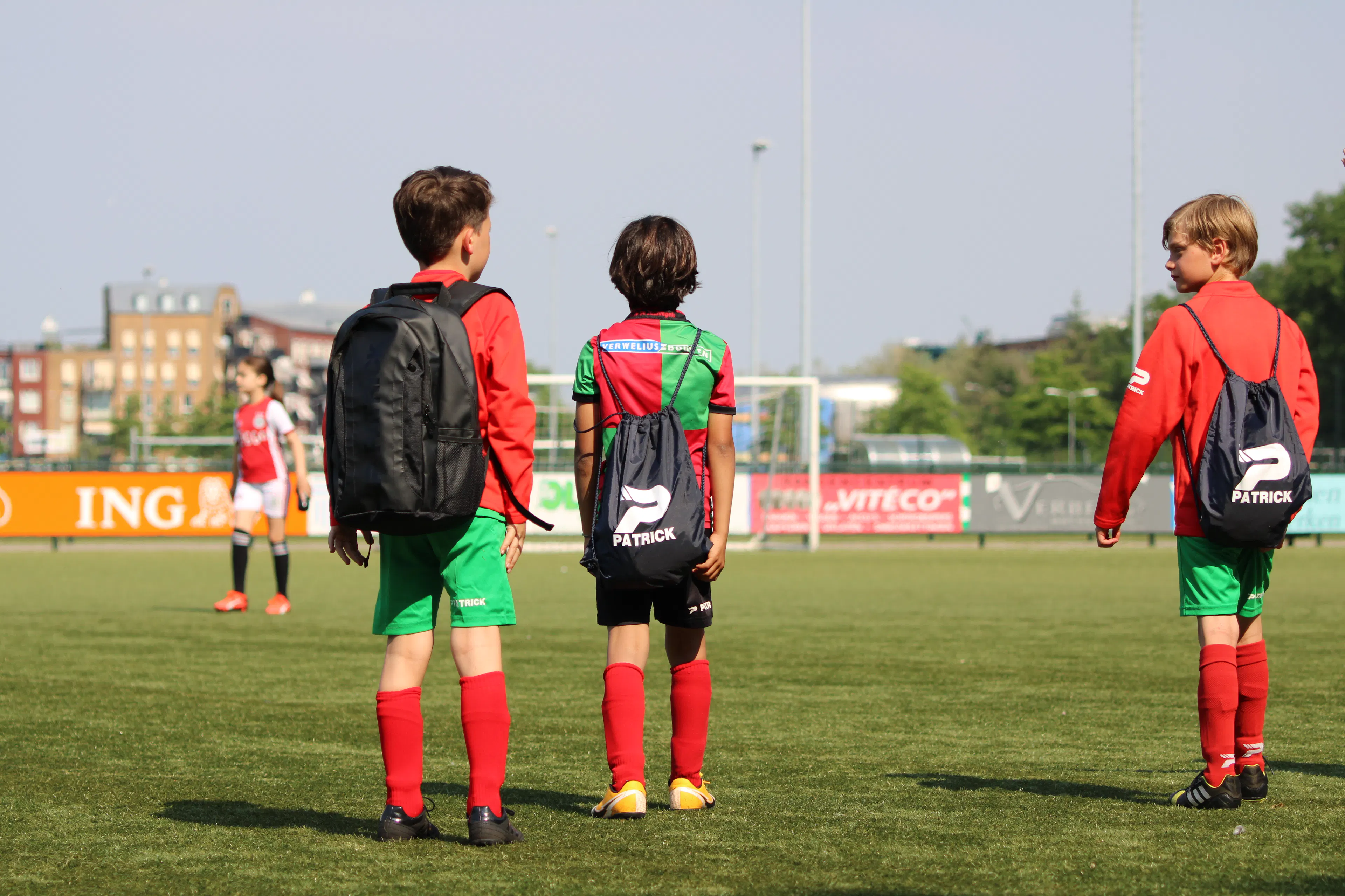 Zuidvogels spelers met Patrick kleding aan