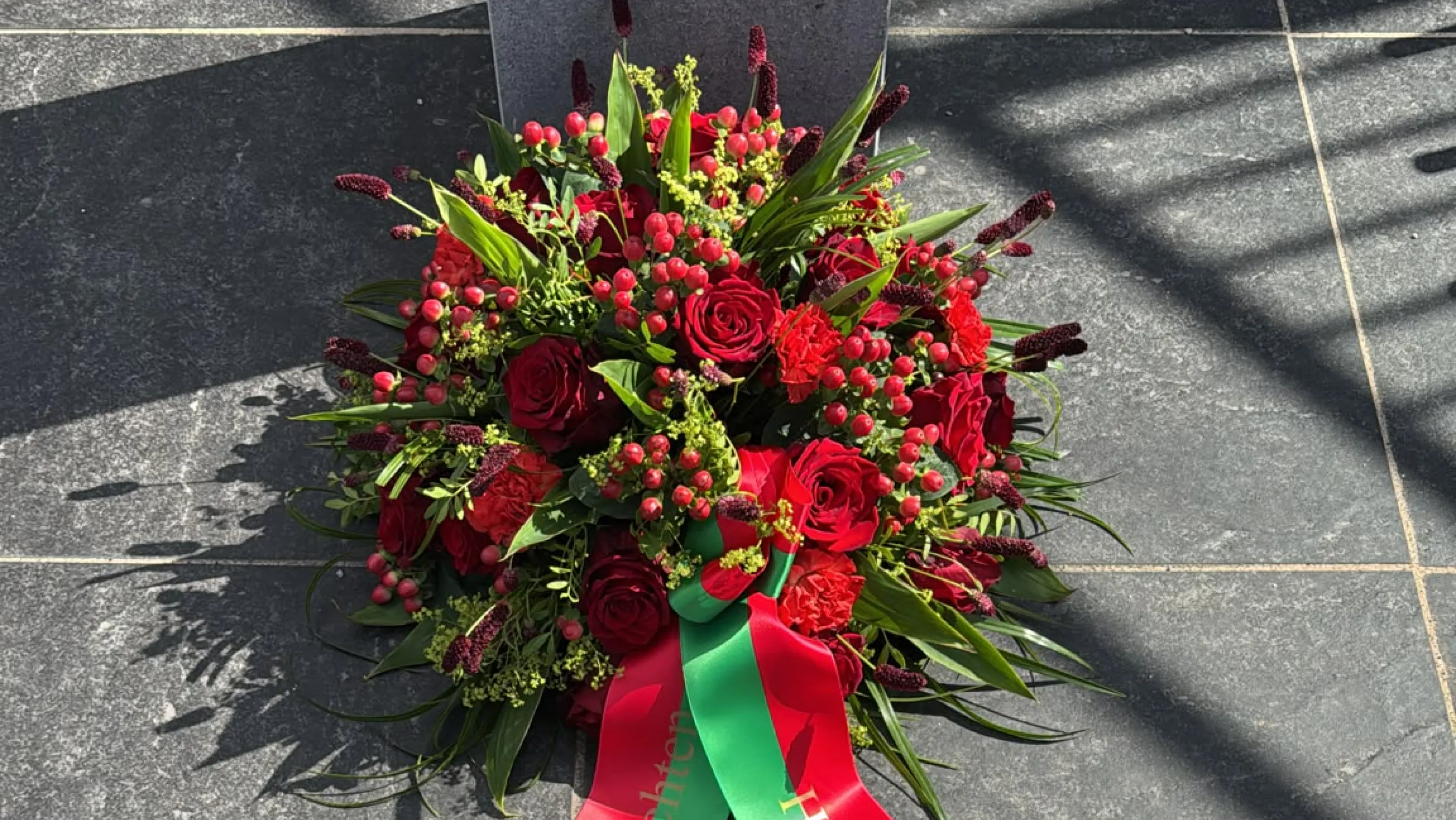 Boeket bij monument Zuidvogels