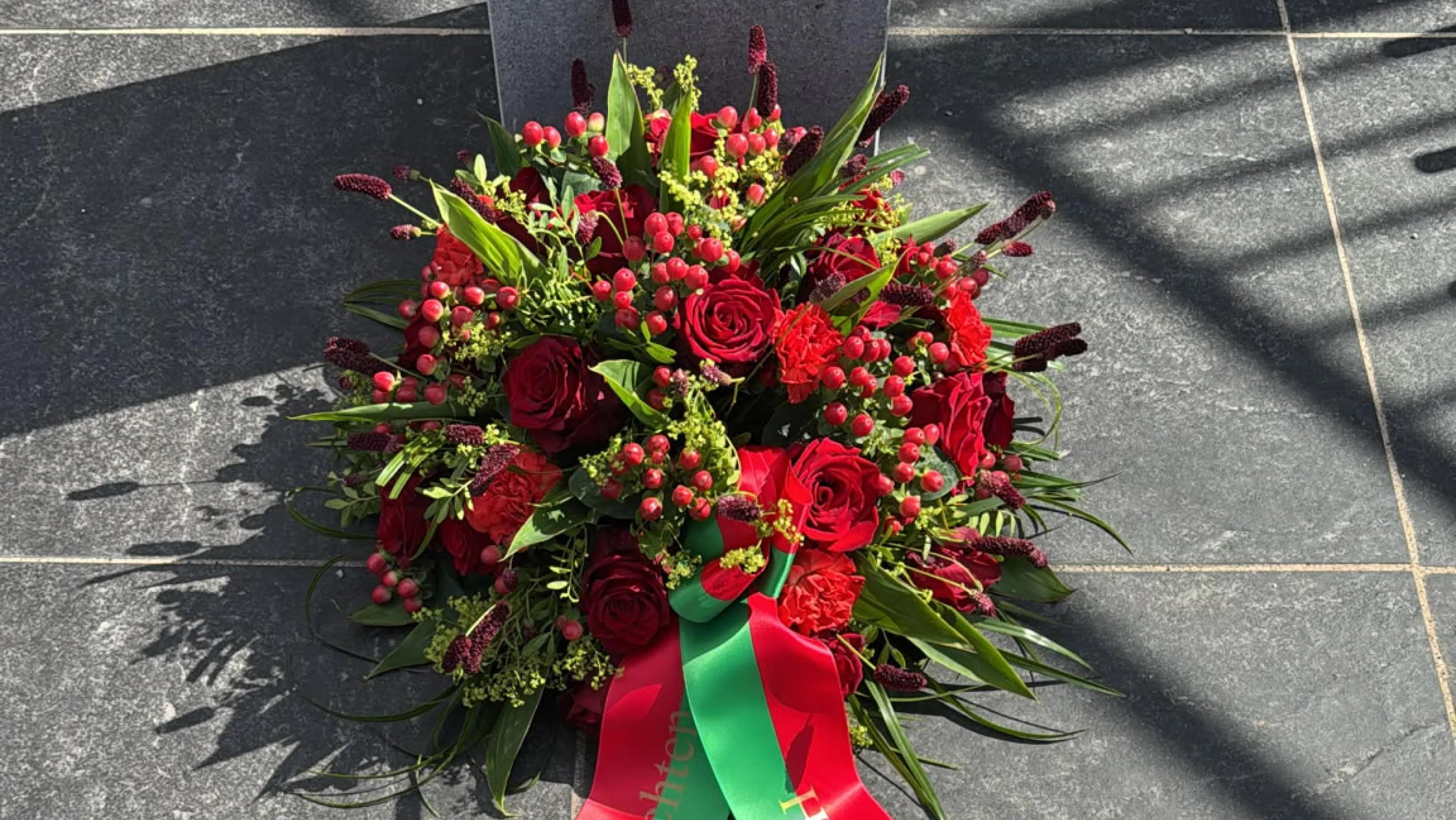 Boeket bij monument Zuidvogels