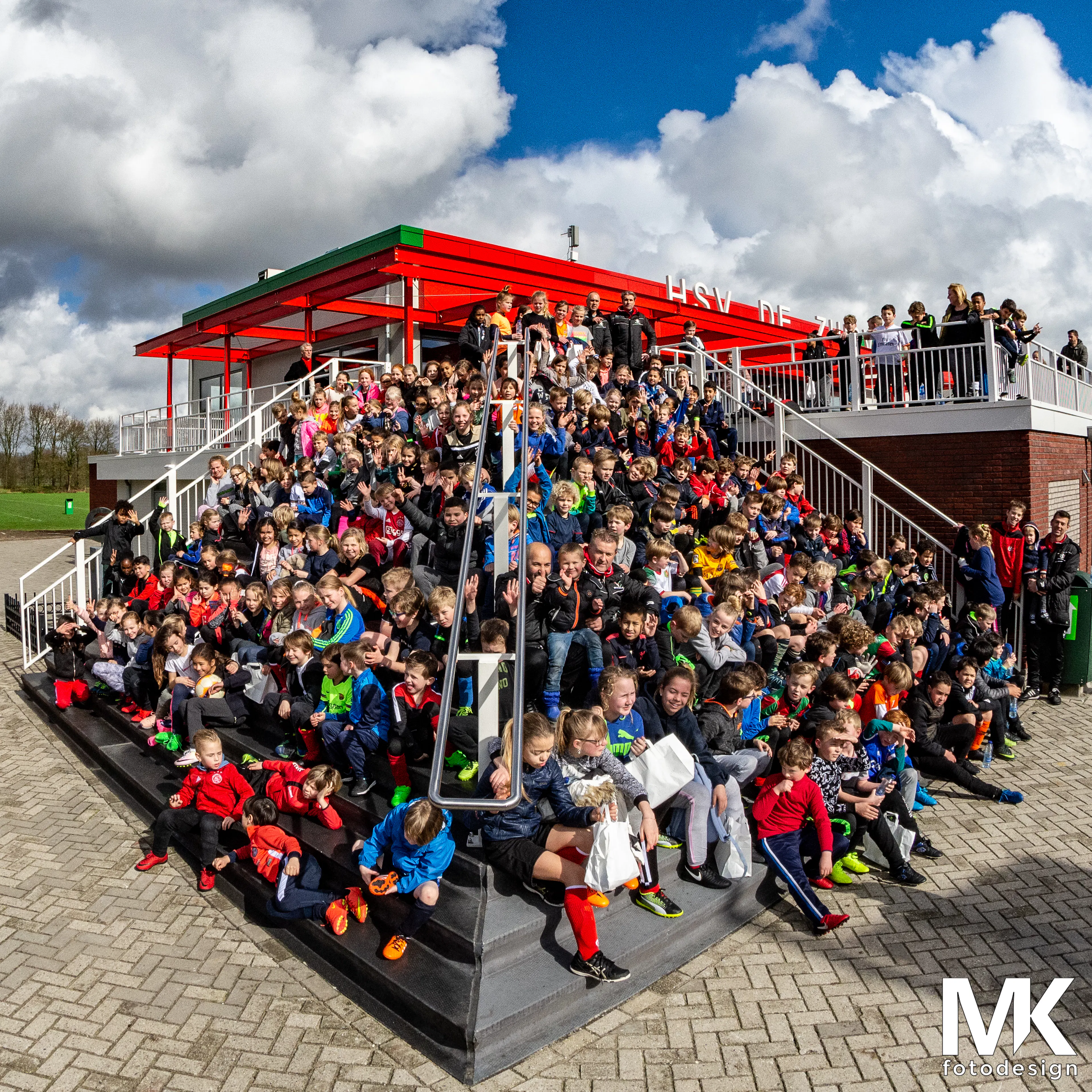 Schoolvoetballers op trap