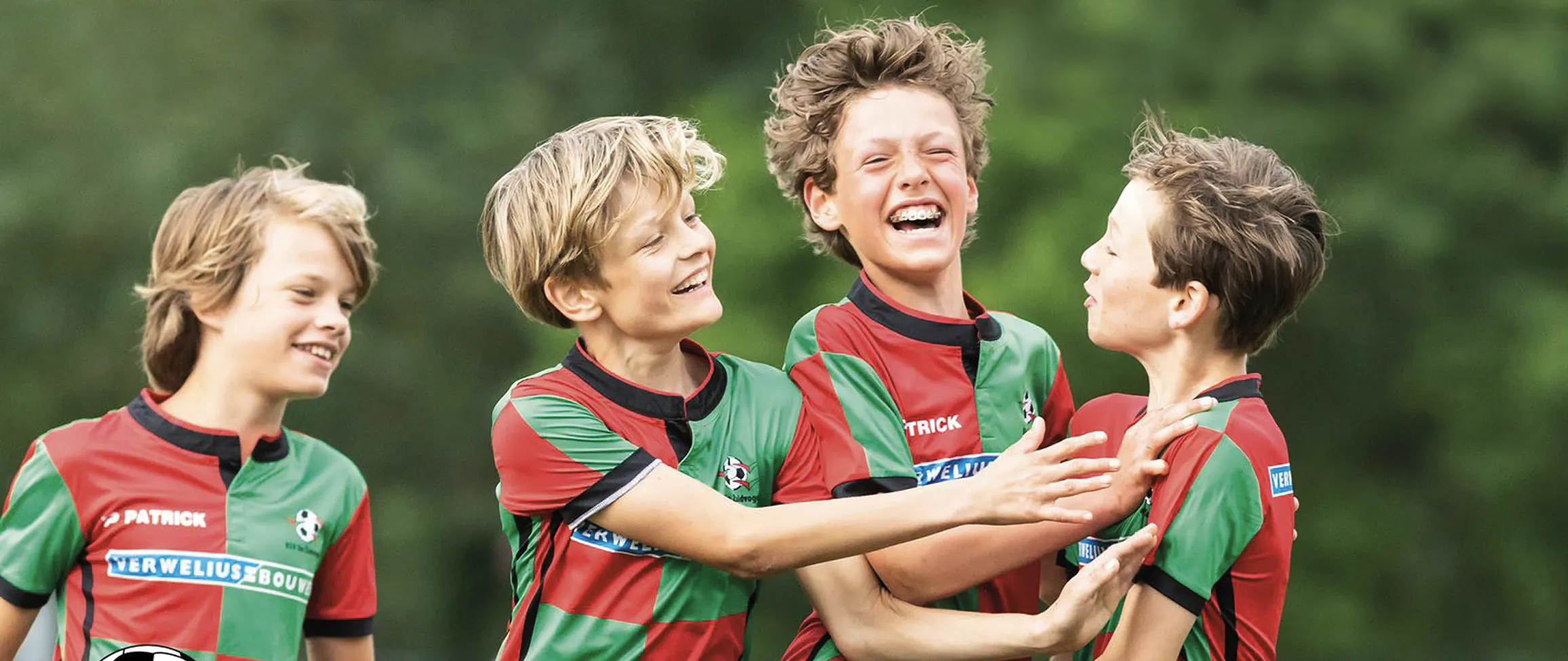 Voetballers vieren goal