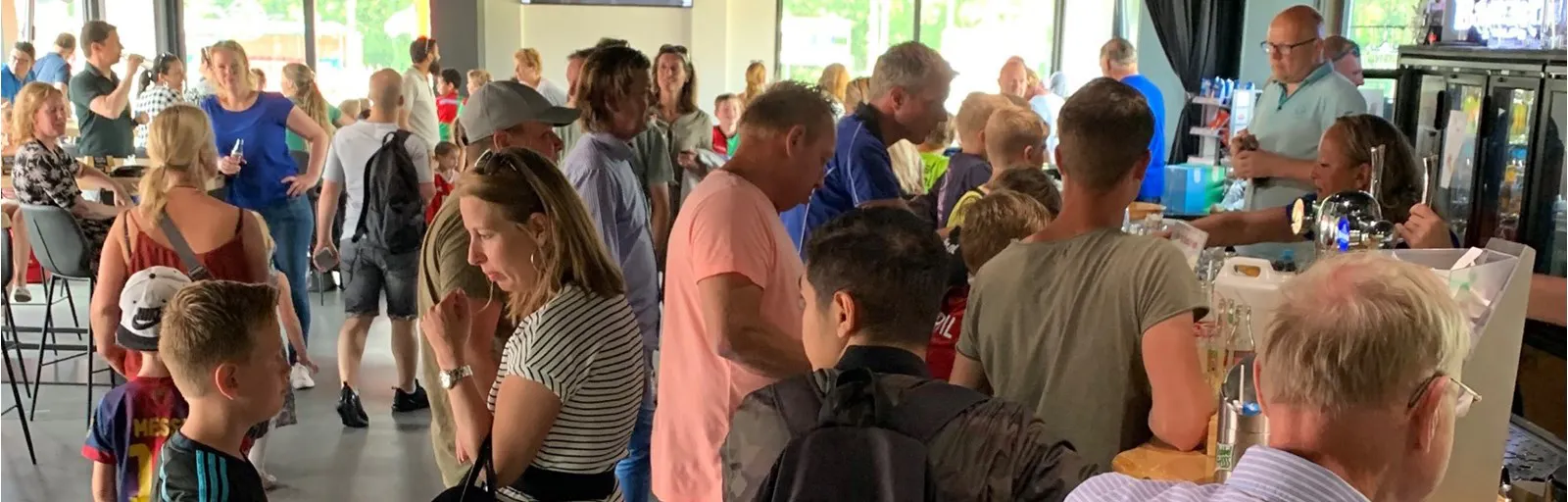 Kantine HSV De Zuidvogels met veel mensen