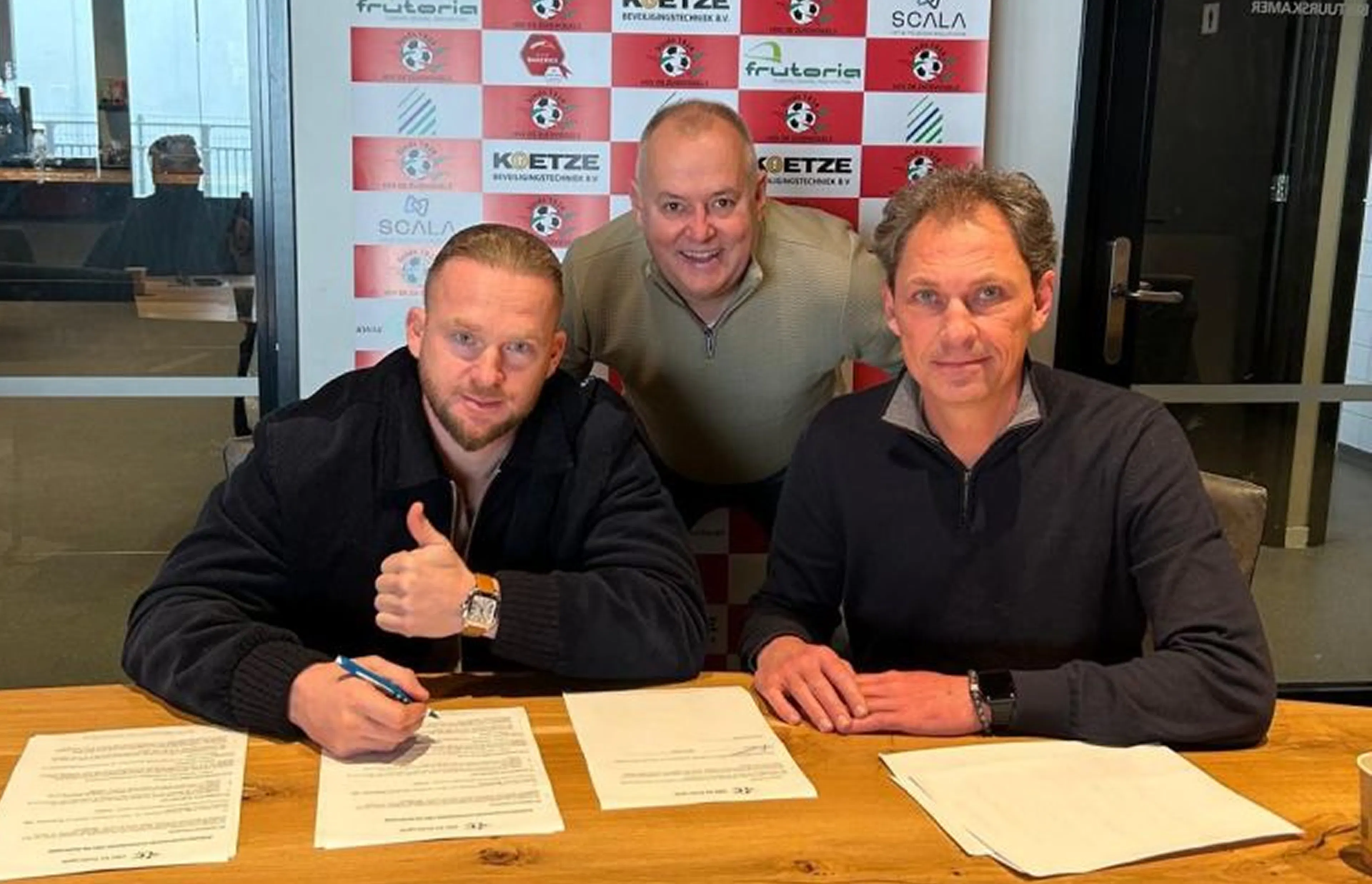 Melvin Platje tekent contract