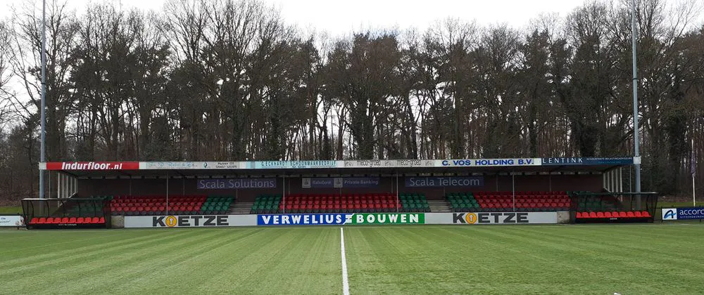 Foto tribune met sponsors