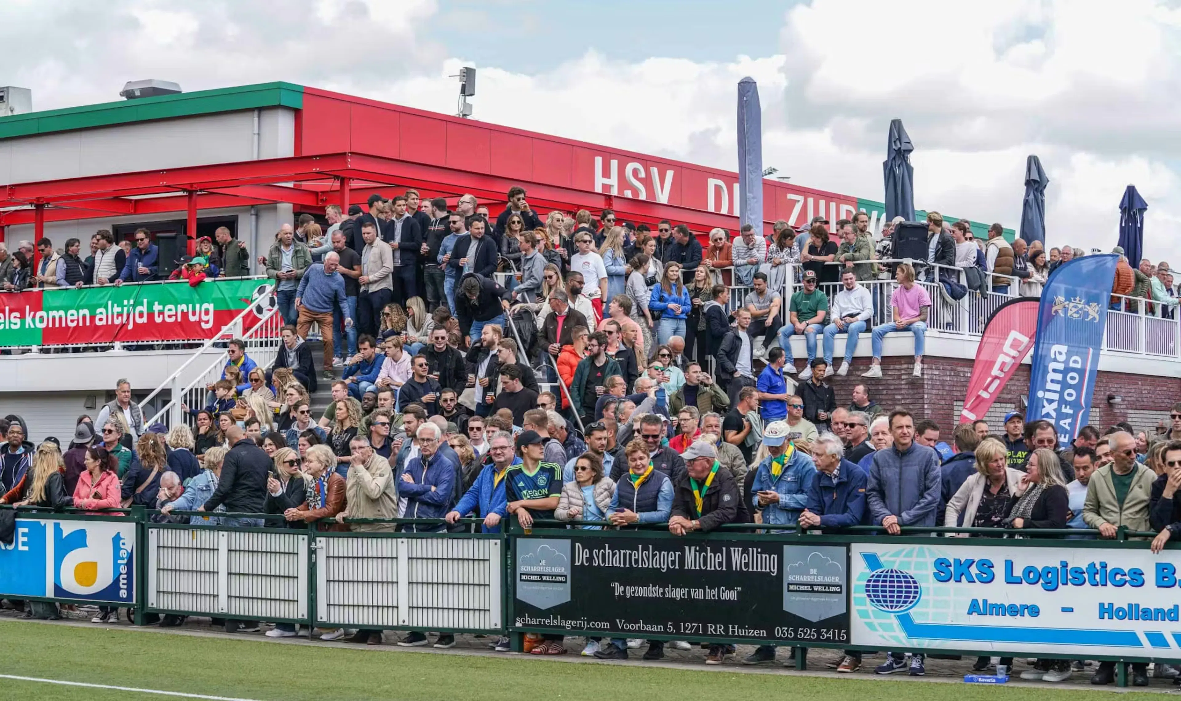 Supporters bij tribune tijdens derby