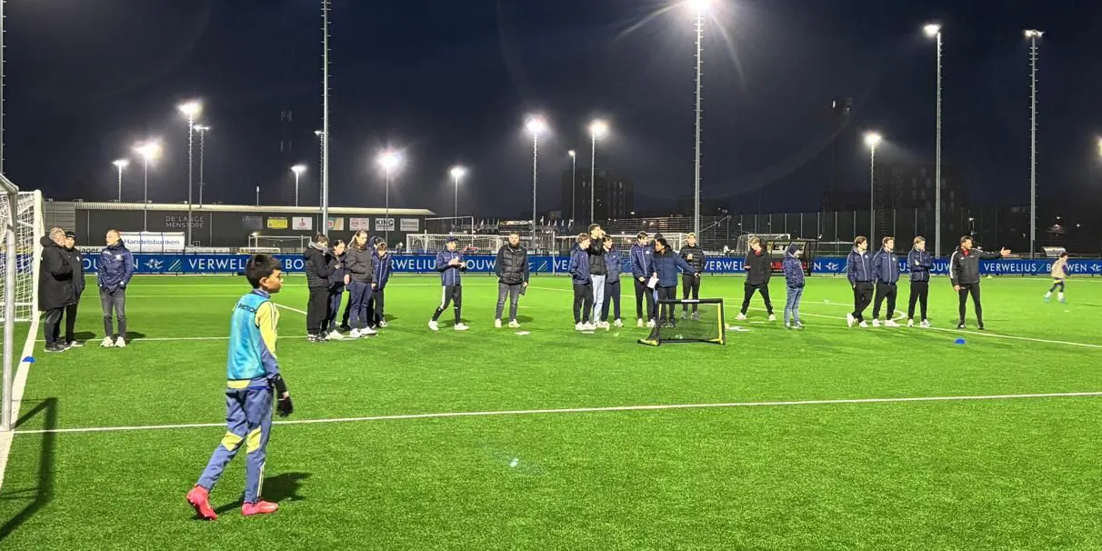 Training in de avond met alle trainers op een rij