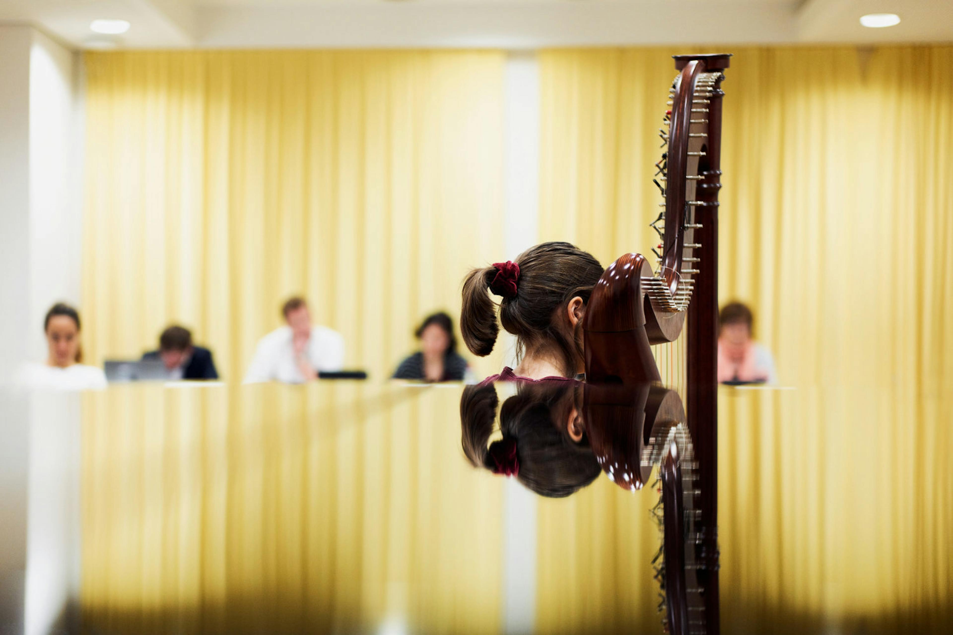 Frau spielt instrument