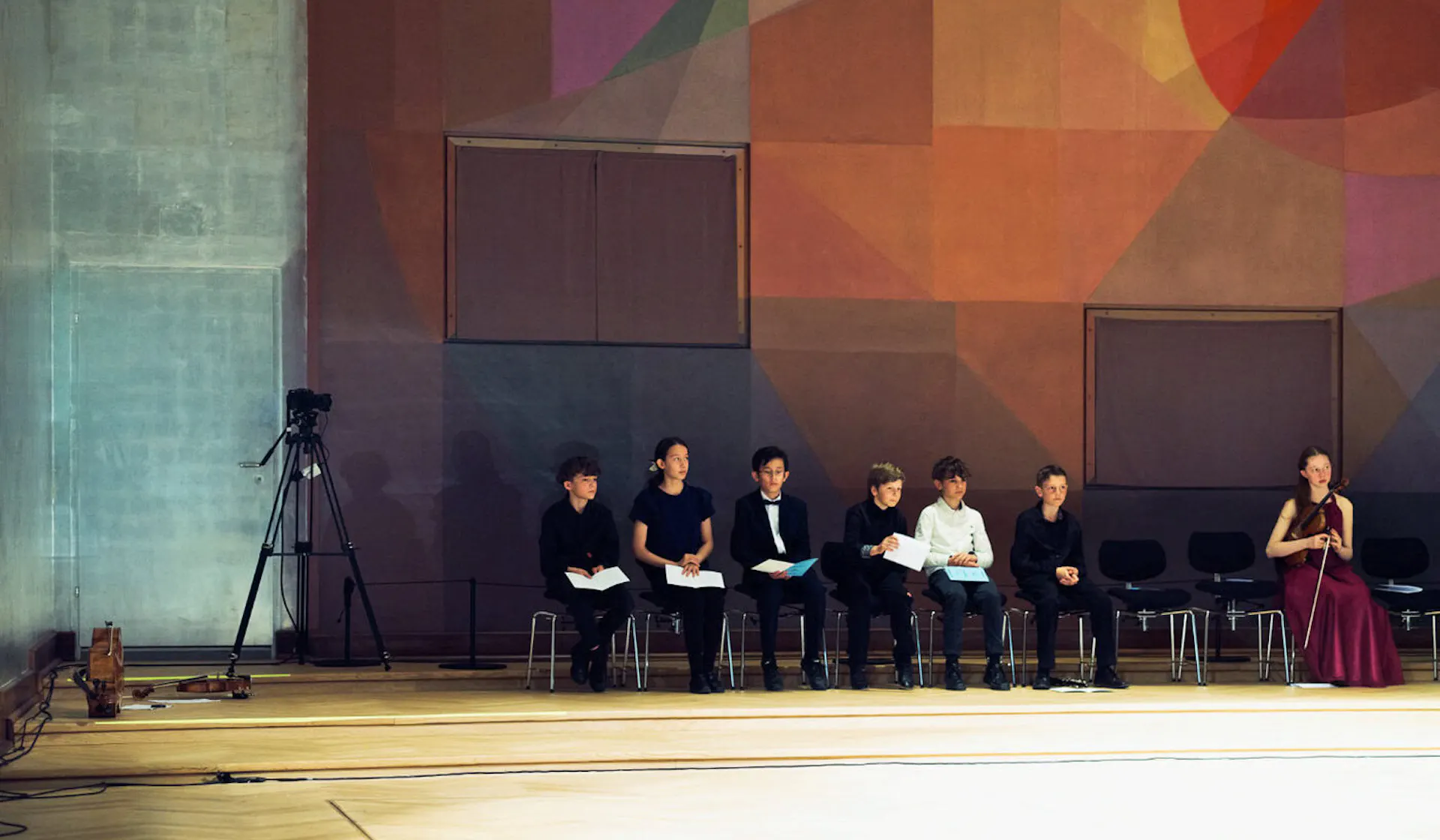 Kinder in Saal