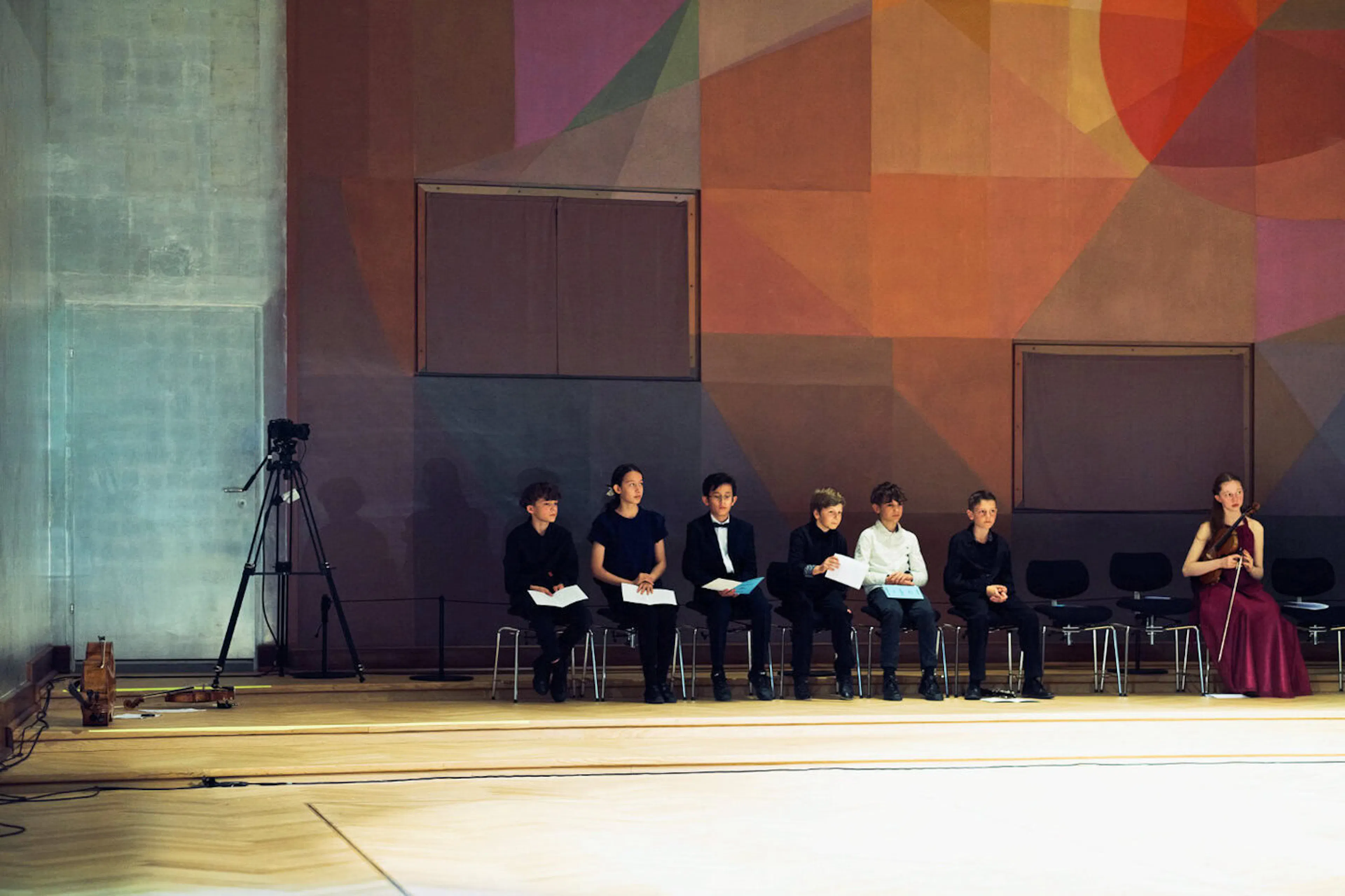 Kinder in Saal